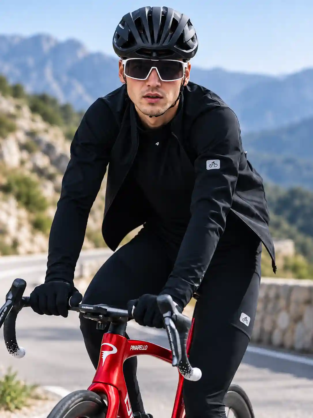 cycliste sur un vélo avec la veste vélo hiver homme