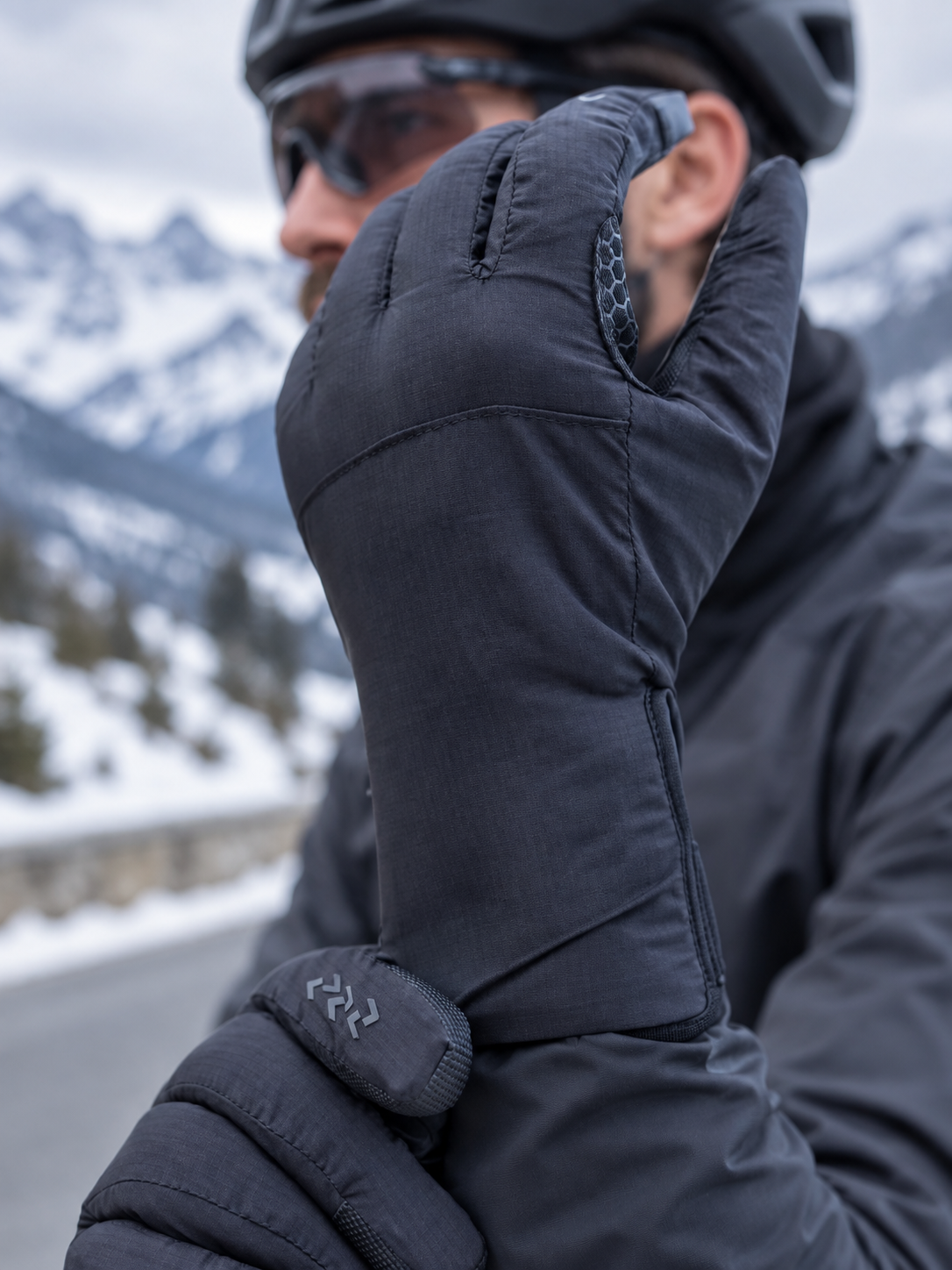 Gants vélo hiver route photo d'un cycliste avec les gants.