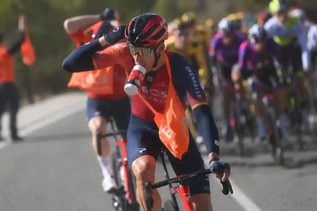 Photo d'un ravitaillement en course : Alimentation cycliste pendant l'effort
