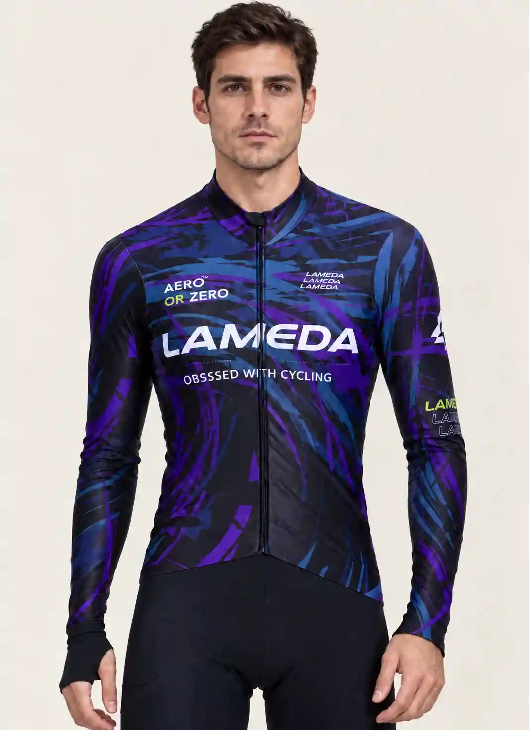 Photo du mannequin vue de face avec le maillot de velo thermique