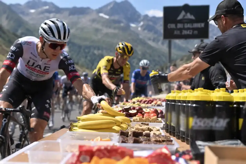 Photo d'une table de ravito dans un col sur cyclosportive. Alimentation cycliste pendant l'effort.